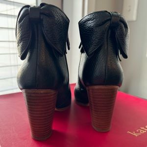 Kate Spade ‘Lanise’ Black leather Booties w Bow back - 6M